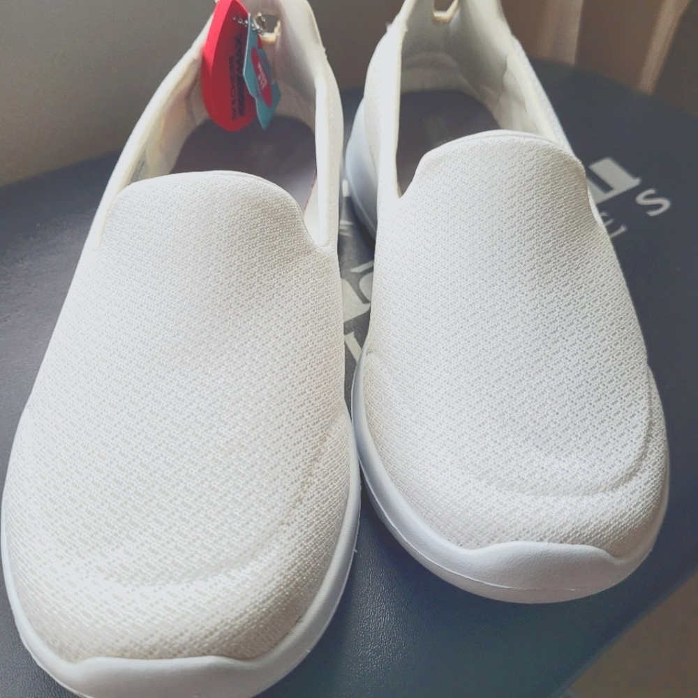 NWOT/ Skechers Go Walk Sneaker